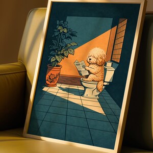 Puede incluir: Una impresión artística enmarcada que presenta un perro de dibujos animados sentado en un inodoro y leyendo un periódico. La obra de arte tiene un estilo retro con una paleta de colores de verde azulado, naranja y beige. Una planta en maceta es visible en el fondo.