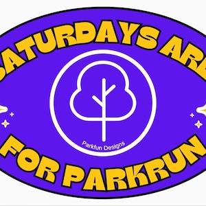 Op de afbeelding: Een paarse ovale sticker met de tekst "Saturdays Are For Parkrun" in gele letters. De sticker heeft ook een wit boomsilhouet in een witte cirkel met de tekst "Parkfun Designs" in zwarte letters.
