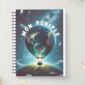 Peut inclure: Cahier à spirales avec une illustration vibrante d'une montgolfière en forme de globe terrestre, avec le texte "MON PERIPLE" en blanc. Le design présente un fond de ciel étoilé et de petits ballons.