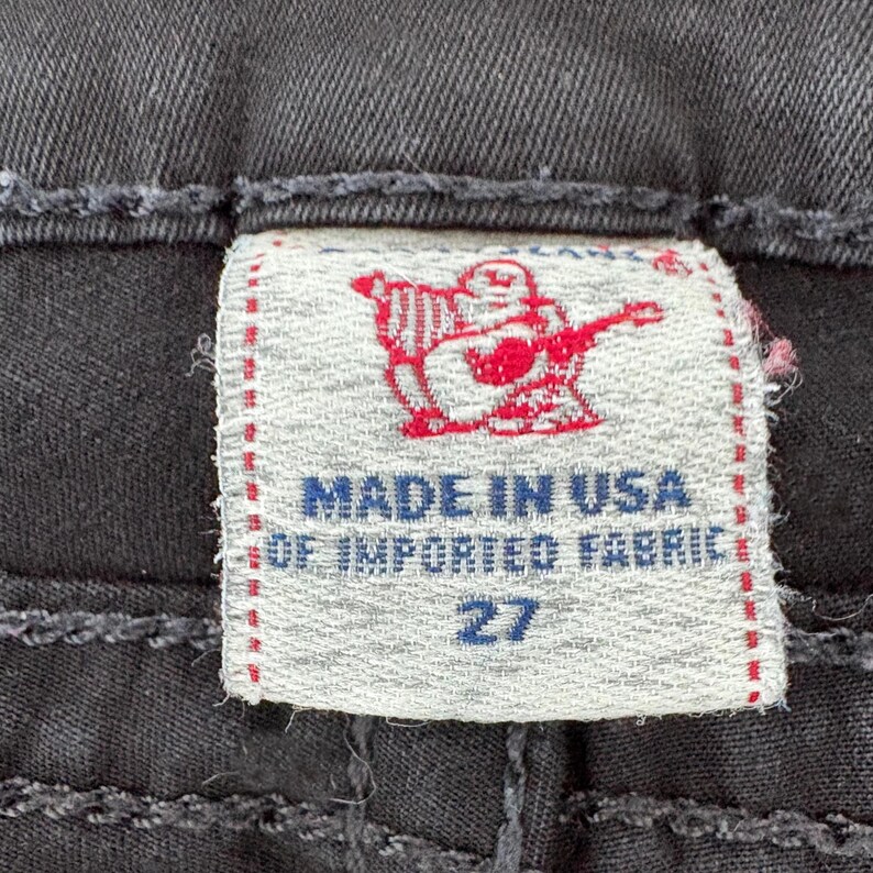 Puede incluir: Un juego de tres tazas de cer&aacute;mica con un acabado mate moteado. Las tazas son de color crema, gris claro y gris oscuro. Cada taza tiene un dise&ntilde;o simple y minimalista y un asa redondeada.