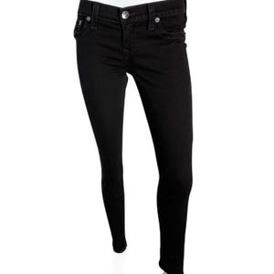 Puede incluir: Una taza de cer&aacute;mica blanca con un asa negra y el texto "But First, Coffee" en negrita negra. La taza est&aacute; sobre una superficie de madera. La taza mide aproximadamente 10 cm de alto.