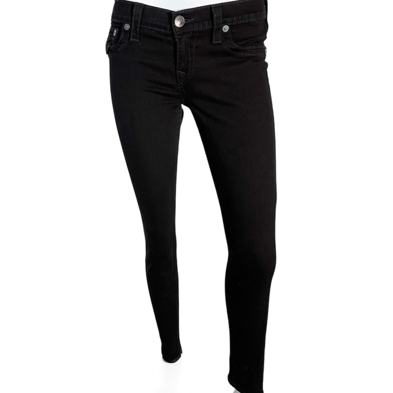 Puede incluir: Una taza de cer&aacute;mica blanca con un asa negra y el texto "But First, Coffee" en negrita negra. La taza est&aacute; sobre una superficie de madera. La taza mide aproximadamente 10 cm de alto.