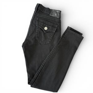 Puede incluir: Un juego de tres tazas de cer&aacute;mica con un acabado mate moteado. Las tazas son de color crema, gris claro y gris oscuro. Cada taza tiene un dise&ntilde;o simple y minimalista, ideal para caf&eacute; o t&eacute;.