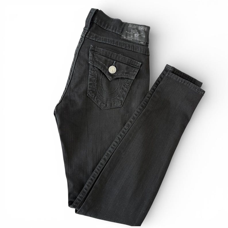 Puede incluir: Un juego de tres tazas de cer&aacute;mica con un acabado mate moteado. Las tazas son de color crema, gris claro y gris oscuro. Cada taza tiene un dise&ntilde;o simple y minimalista, ideal para caf&eacute; o t&eacute;.