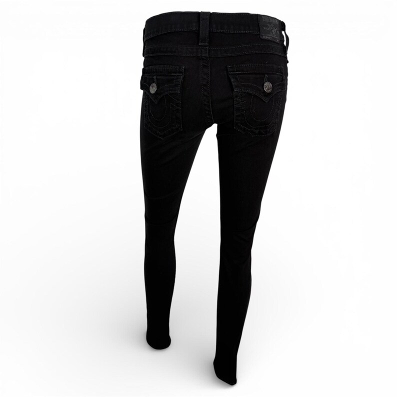 Puede incluir: Un juego de tres tazas de cer&aacute;mica con un acabado mate moteado. Las tazas son de color crema, gris claro y gris oscuro. Cada taza tiene un dise&ntilde;o simple y minimalista y un asa redondeada.