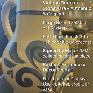 Puede incluir: Jarra de gres alemán vintage con acabado de esmalte de sal y ricos acentos azul cobalto. La jarra grande mide 30 cm de alto y 29 cm de profundidad. Firmada por el fabricante "MM". Lista para la decoración rústica y de granja. Excelente estado vintage.