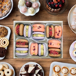 Assorted Fruity Macaron Gift Box 12 / 24: Le Délice French Cookies