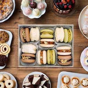 Nutty Macaron Gift Box of 12/24 – Pistachio, Caramel, Coconut – Le Délice French Gourmet Cookies Macarons Hostess Gift Luxury Holiday Treat