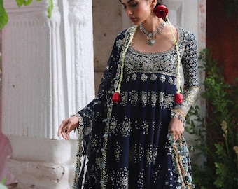 Último atuendo azul pishwas para invitadas a bodas pakistaníes e indias