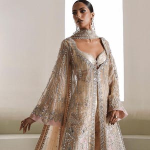 Beige klänning med Banarsi-byxor, mjukt nät, dupatta, pakistansk indisk bröllopsklänning, festlig outfit