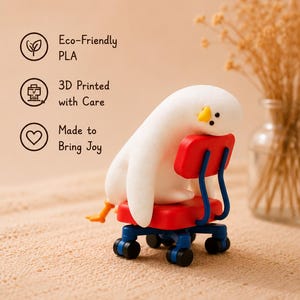 K&ouml;nnte beinhalten: Eine wei&szlig;e, abgerundete pinguinartige Figur mit gelbem Schnabel, die auf einem kleinen roten B&uuml;rostuhl mit blauen Beinen und schwarzen Rollen sitzt. Der Text links lautet: Eco-Friendly PLA, 3D Printed with Care, Made to Bring Joy.
