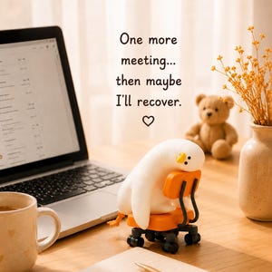 K&ouml;nnte beinhalten: Eine wei&szlig;e Pl&uuml;schente, die zusammengesunken auf einem orangefarbenen Miniatur-B&uuml;rostuhl mit schwarzen Rollen sitzt. Der Text lautet: One more meeting... then maybe I'll recover. Ein Herzsymbol befindet sich unter dem Text auf einer Holzoberfl&auml;che.