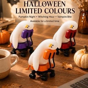 K&ouml;nnte beinhalten: Drei wei&szlig;e Geisterfiguren mit gelben Schn&auml;beln sitzen auf Miniatur-B&uuml;rost&uuml;hlen in Lila, Orange und Rot. Der Text lautet: HALLOWEEN LIMITED COLOURS, Pumpkin Night, Witching Hour, Vampire Bite, Available for a limited time.