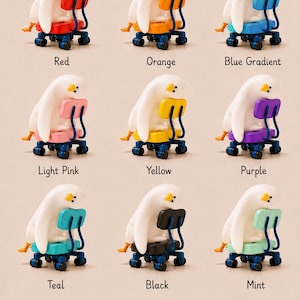 K&ouml;nnte beinhalten: Ein Raster aus neun Figuren, die eine wei&szlig;e, enten&auml;hnliche Figur auf einem kleinen B&uuml;rostuhl zeigen. Die St&uuml;hle sind in Rot, Orange, Blauverlauf, Hellrosa, Gelb, Lila, T&uuml;rkis, Schwarz und Mint erh&auml;ltlich. Der Text lautet Color Options.