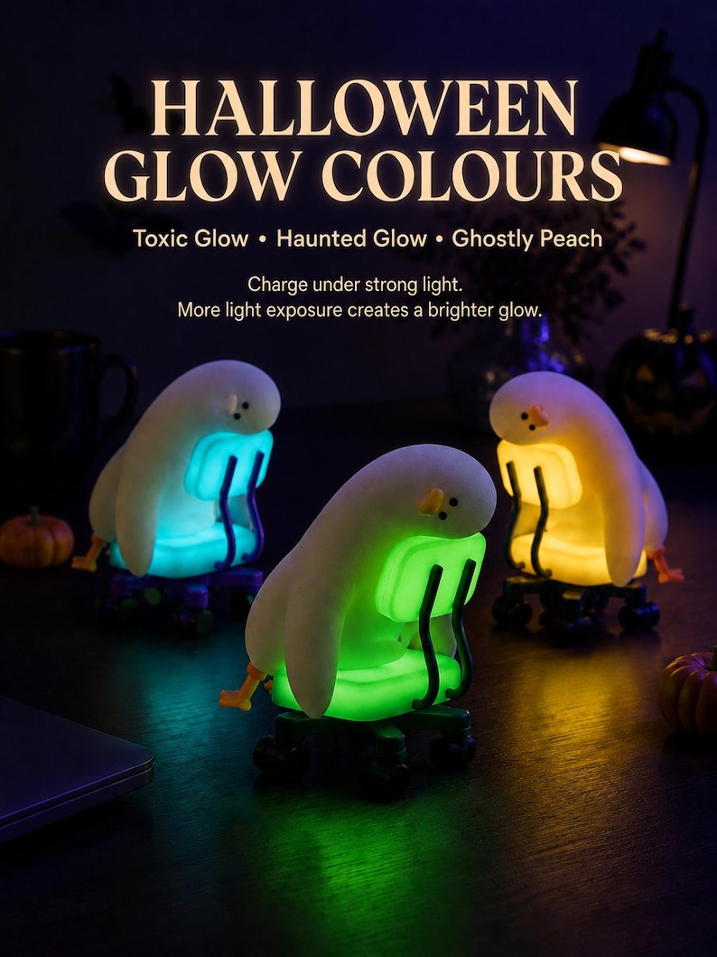 K&ouml;nnte beinhalten: Drei wei&szlig;e, entenartige Figuren auf Miniatur-B&uuml;rost&uuml;hlen, die in Blau, Gr&uuml;n und Gelb leuchten. Der Text lautet: HALLOWEEN GLOW COLOURS, Toxic Glow, Haunted Glow, Ghostly Peach, Charge under strong light. Aufladung durch starkes Licht.