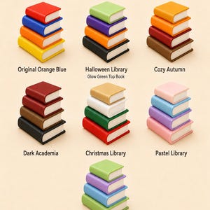 Puede incluir: Siete pilas de cuatro libros en miniatura con p&aacute;ginas de color blanco hueso y cubiertas de colores, etiquetadas con temas que incluyen Original Orange Blue, Halloween Library, Cozy Autumn, Dark Academia, Christmas Library, Pastel Library y Fresh Study.