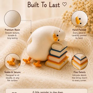 Puede incluir: Una figura de pato de resina blanca apoyando su cabeza sobre una pila de tres libros con portadas azul, naranja y amarilla. El pato tiene patas y pico naranjas. El texto incluye: Made With Love, Built To Last, Premium Resin, Hand-Painted, Stable & Secure, Fine Details y A little reminder to slow down, breathe deep, and be proud of how far you've come.