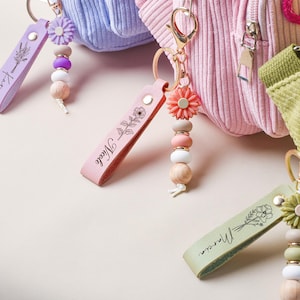 Handmade Daisy Beaded Keychain, Personalized Name Keyring, Custom Flower Charm Keychain, Cute Custom Bag Charm, Friendship Gift