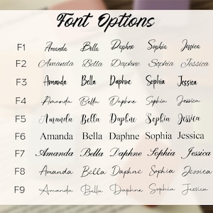 Puede incluir: Una tarjeta blanca muestra nueve opciones de fuente, cada una etiquetada de F1 a F9. Cada opci&oacute;n de fuente muestra los nombres Amanda, Bella, Daphne, Sophia y Jessica en una variedad de estilos cursivos elegantes. Las palabras "Font Options" est&aacute;n escritas en la parte superior.