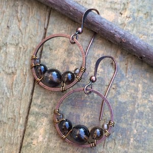 Pendientes de aro de cuarzo ahumado, joyería envuelta en alambre de cobre envejecido