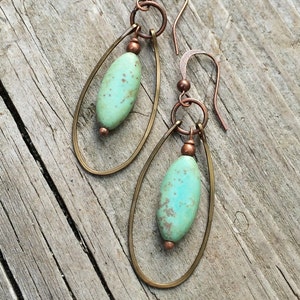 Créoles ovales turquoise verte, bijoux en cuivre martelé