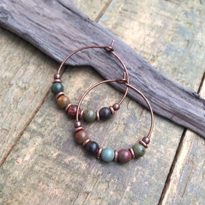 Brincos de argola com contas de jaspe Red Creek, joias pequenas em cobre estilo boho.