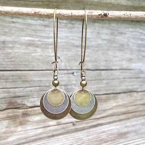 Pendientes bohemios de latón, pendientes largos de latón plateado, pendientes largos colgantes bohemios, joyería bohemia, joyería de latón, pendientes largos colgantes