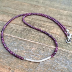 Rode robijnrode en zilveren sierlijke choker met kralen, valentijnscadeau voor dames