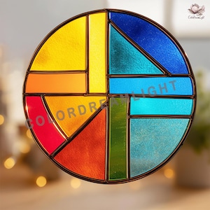 Könnte beinhalten: Ein rundes Buntglasfenster mit geometrischem Design. Das Fenster zeigt eine Vielzahl von Farben, darunter Gelb, Orange, Rot, Blau und Grün, getrennt durch dunkelbraune Linien. Der Text "COLOR DREAM LIGHT" ist sichtbar.