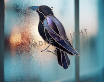 Puede incluir: Atrapasoles de vidriera de cuervo con cuerpo negro, alas moradas y azules y pico azul. El cuervo está colgado frente a una ventana. El atrapasoles tiene un lazo de metal para colgar. El texto "Dream Light" es visible.