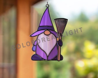 Patrón de vidriera de gnomo brujo, plantilla PDF de atrapasoles de gnomo de Halloween con escoba, arte en vidrio para principiantes de gnomo mago morado (04-60HA)