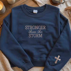Stärker als der Sturm christliches besticktes Sweatshirt, auf Glauben basierendes Rundhalsausschnitt, religiöses Hemd, Bibel-Vers-inspiriertes Geschenk