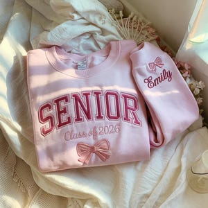 Geborduurd seniorensweater klasse uit 2026 met naam, aangepast afstudeercadeau voor haar, gepersonaliseerde strik ronde hals, senior meisjesshirt, senior