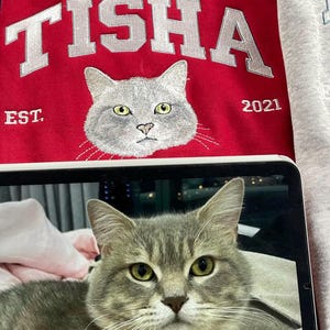 Personalisiertes Haustier Porträt Sweatshirt mit Name & Jahr, Gestickter Katzen-Hundegesicht-Pullover, personalisierte Haustier Geschenk, Geschenk für Katzenliebhaber, Hundemama Geschenk