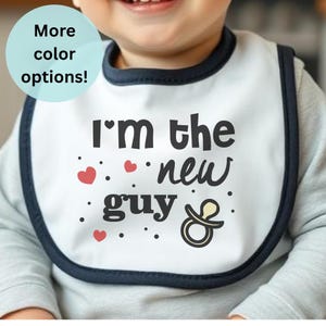 新米ママへの男の子向けカスタムよだれかけギフトアイデア。食事タイムに欠かせない、初めての赤ちゃんへのプレゼント。ベビーシャワーの衣装として、かわいい乳児ケアにも。