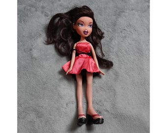 Bratz Katia Play Doll Capelli castani ondulati Occhi viola Abito alla moda