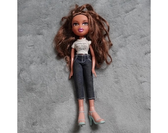 Bratz Yasmin Brown del 2001, capelli lunghi, occhi marroni, carnagione scura, maglietta grafica