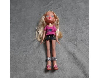 Bratz Spielpuppe Cloe Glatte Blond Haare lässiges Outfit Top Rock