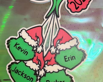 Aangepast Grinch-familieornament • Gepersonaliseerd kerstornament 2025 • Grappig Grinch-feestdecoratie • Ornament familienamen • Cadeau voor familie