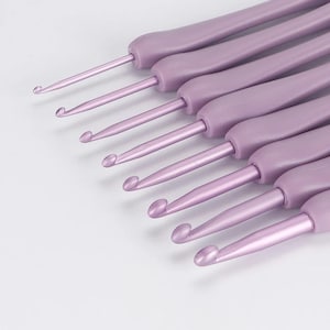 Tulip Ergonomic Hooks, 8Pcs Crochet Set Purple Crochet Ergonomic Hand Crochet Lightweight Aluminum Needle Yarn 2.5-6.0mm Beginner Knitting