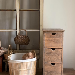Aufbewahrungsschrank mit drei Schubladen, alter hölzerner Aufbewahrungsschrank, Aufbewahrungsschrank im Boho-Stil, einfache Textur, handgemacht