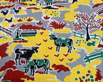 Pode incluir: Um tecido vintage com um padrão repetitivo colorido de uma cena de fazenda. O design inclui as cores vermelho, amarelo, verde e cinza. Ele representa animais de fazenda, casas, árvores e cercas.