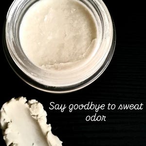 Puede incluir: Un tarro de crema para las axilas con el texto "Pureveraorganic Underarm cream". Se muestra una muestra de la crema junto al tarro con el texto "Say goodbye to sweat odor".