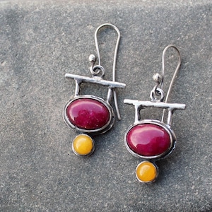 アルメニアのオーバルイヤリング、スターリングシルバー、ダークピンククォーツ、イエロージェイド、職人、銀細工師