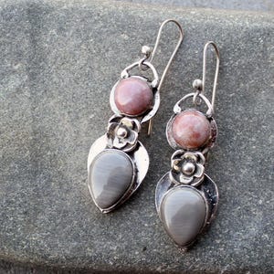Pendientes artesanales armenios de plata de ley con ágata gris, jaspe rosa y flor.