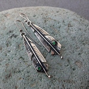 Pendientes armenios largos de plata de ley con piedras preciosas de ónix verde, pluma de cuervo, platero, para ella, caprichoso, rústico, artesano, bohemio, étnico