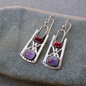 Pendientes armenios de orfebrería oxidada estampada en plata de ley con corindón morado y rojo, rústicos, plateros, artesanos, para ella