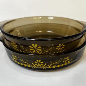 Vintage Glasbake bärnstensfärgad glasgryta med gula blommor, serveringsskål, set om 2