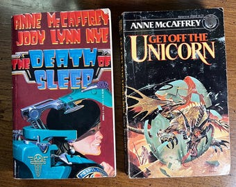 Anne McCaffrey, 2 stycken, science fiction-pocketbok