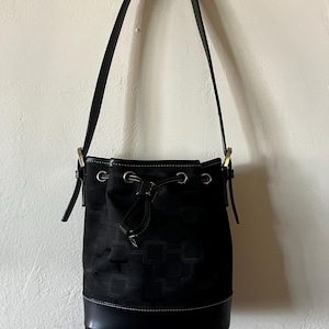 Bolso estilo cubo vintage Nine West con estampado de monograma